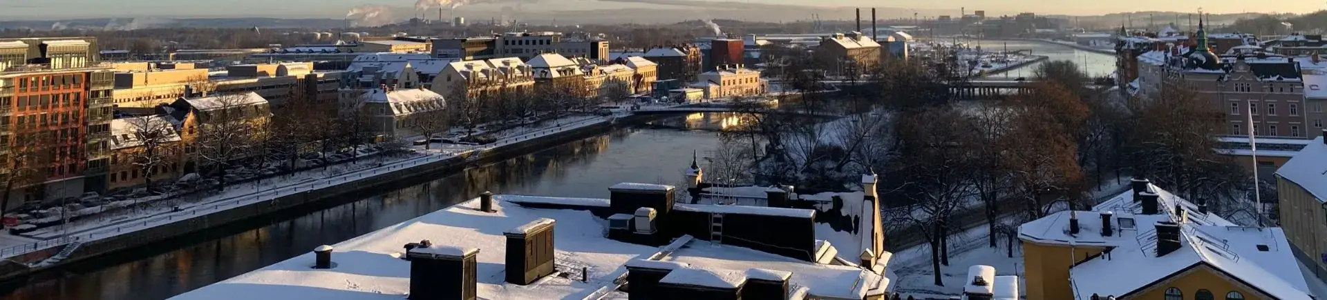 Snötäckta hustak i Norrköping