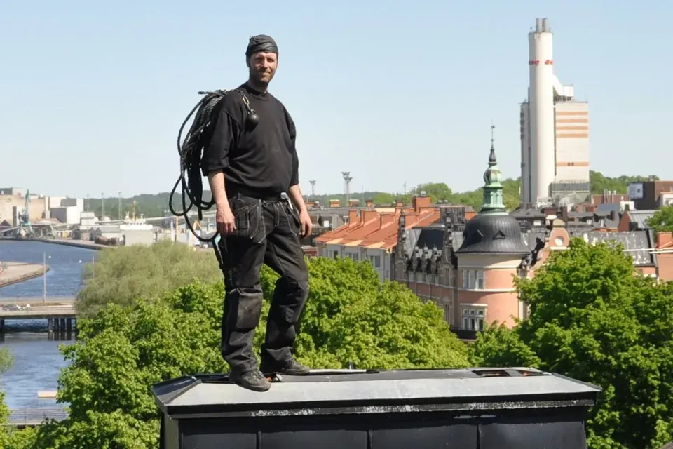 Andreas Frank på ett tak i Norrköping